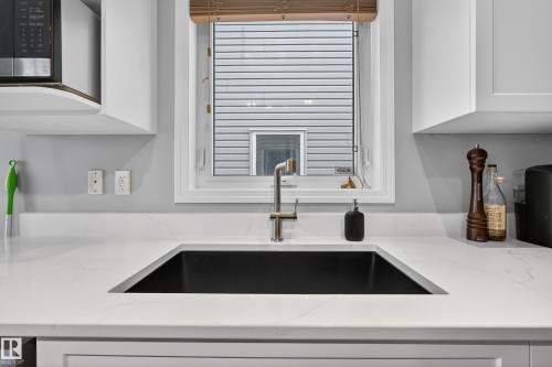 58 4350 23 Street, Edmonton, AB - Indoor Photo Showing Kitchen