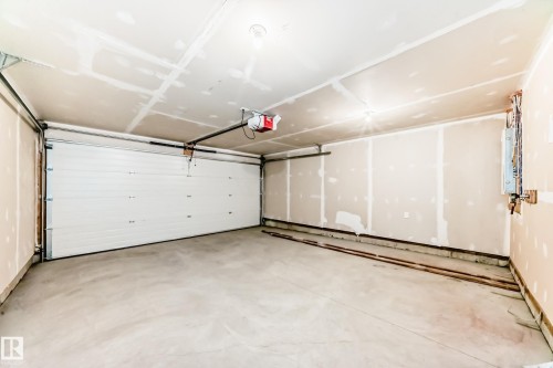 44 18120 28 Avenue, Edmonton, AB - Indoor Photo Showing Garage