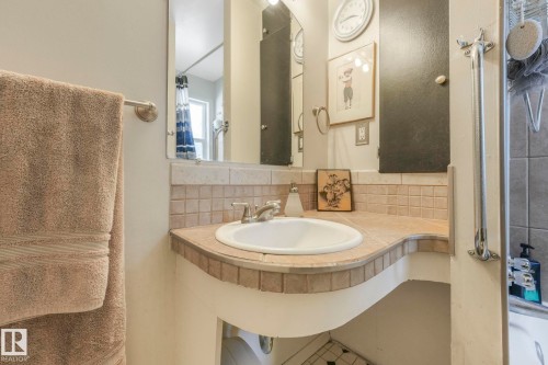 7424 128 Avenue, Edmonton, AB - Indoor Photo Showing Bathroom