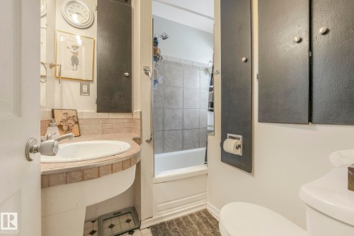 7424 128 Avenue, Edmonton, AB - Indoor Photo Showing Bathroom