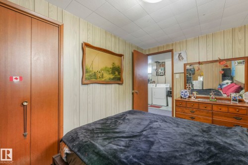7424 128 Avenue, Edmonton, AB - Indoor Photo Showing Bedroom