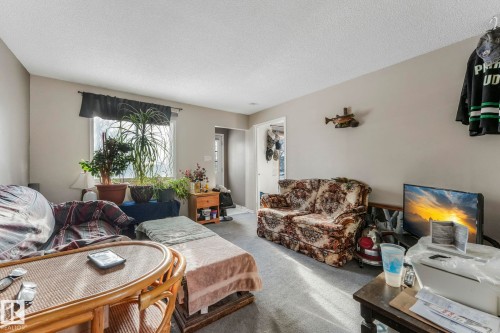 7424 128 Avenue, Edmonton, AB - Indoor Photo Showing Living Room