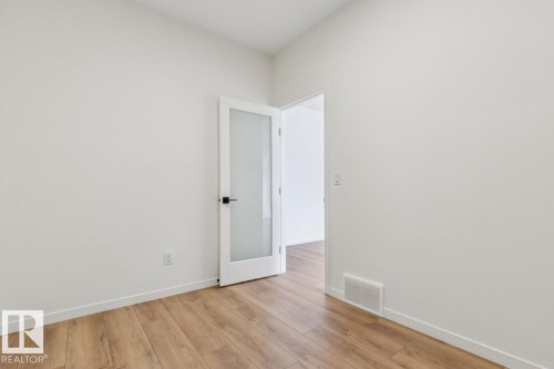 3035 5 Avenue, Edmonton, AB - Indoor Photo Showing Other Room