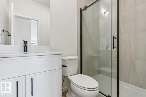 3035 5 Avenue, Edmonton, AB - Indoor Photo Showing Bathroom
