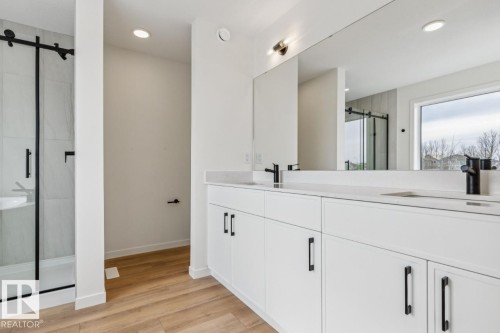 3035 5 Avenue, Edmonton, AB - Indoor Photo Showing Bathroom