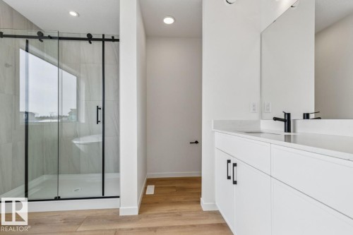 3035 5 Avenue, Edmonton, AB - Indoor Photo Showing Bathroom