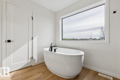 3035 5 Avenue, Edmonton, AB - Indoor Photo Showing Bathroom