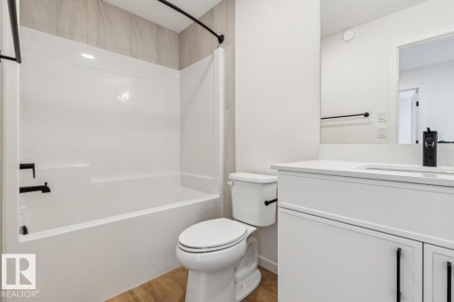 3035 5 Avenue, Edmonton, AB - Indoor Photo Showing Bathroom