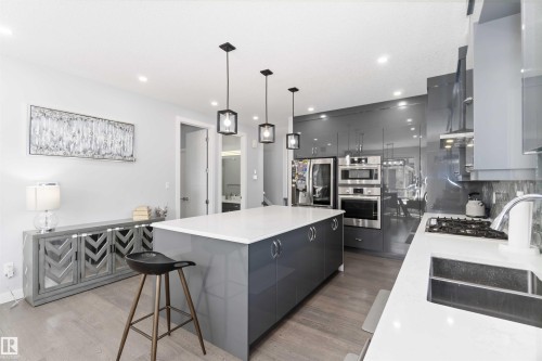 5732 Keeping Crescent, Edmonton, AB - Indoor Photo Showing Kitchen With Upgraded Kitchen