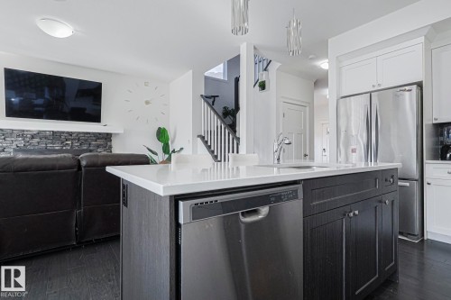 720 Charlesworth Way, Edmonton, AB - Indoor Photo Showing Kitchen With Upgraded Kitchen