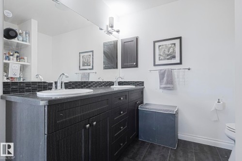 720 Charlesworth Way, Edmonton, AB - Indoor Photo Showing Bathroom