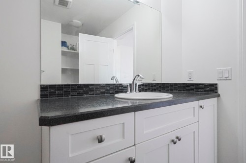 720 Charlesworth Way, Edmonton, AB - Indoor Photo Showing Bathroom