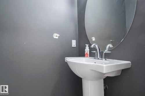 720 Charlesworth Way, Edmonton, AB - Indoor Photo Showing Bathroom