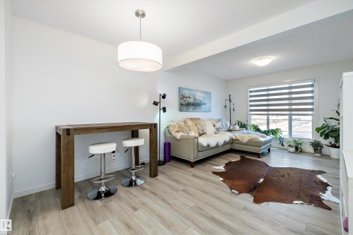 616 Kinglet Boulevard, Edmonton, AB - Indoor Photo Showing Living Room