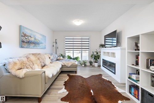 616 Kinglet Boulevard, Edmonton, AB - Indoor Photo Showing Living Room With Fireplace
