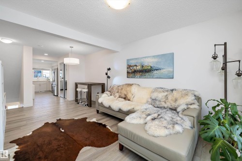 616 Kinglet Boulevard, Edmonton, AB - Indoor Photo Showing Living Room