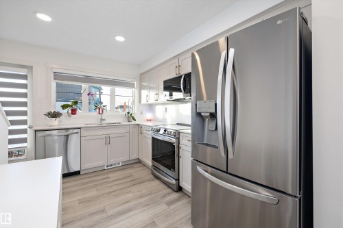 616 Kinglet Boulevard, Edmonton, AB - Indoor Photo Showing Kitchen With Stainless Steel Kitchen