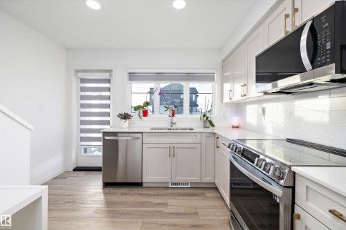 616 Kinglet Boulevard, Edmonton, AB - Indoor Photo Showing Kitchen With Stainless Steel Kitchen With Double Sink