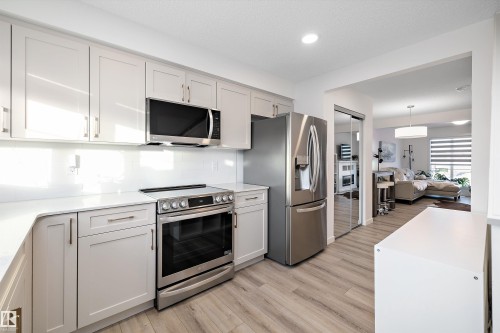 616 Kinglet Boulevard, Edmonton, AB - Indoor Photo Showing Kitchen With Stainless Steel Kitchen With Upgraded Kitchen