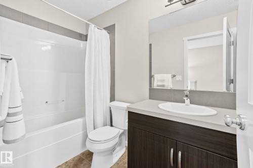 2830 18A Avenue, Edmonton, AB - Indoor Photo Showing Bathroom