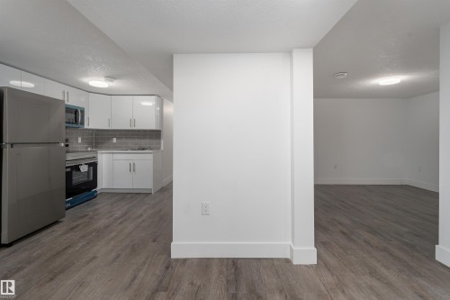 10519 40 Street, Edmonton, AB - Indoor Photo Showing Kitchen