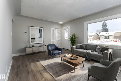 10519 40 Street, Edmonton, AB - Indoor Photo Showing Living Room