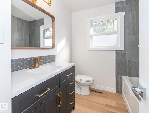 6807 98A Avenue, Edmonton, AB - Indoor Photo Showing Bathroom