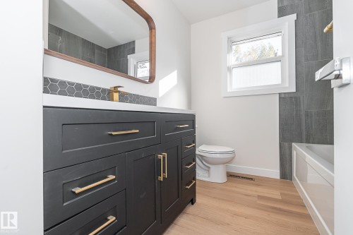 6807 98A Avenue, Edmonton, AB - Indoor Photo Showing Bathroom