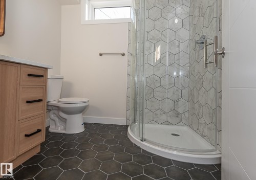 6807 98A Avenue, Edmonton, AB - Indoor Photo Showing Bathroom