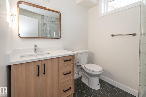 6807 98A Avenue, Edmonton, AB - Indoor Photo Showing Bathroom