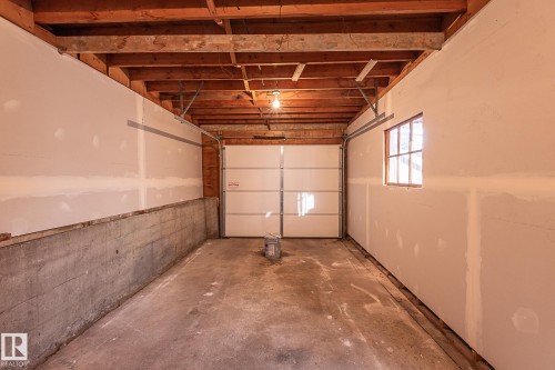 6807 98A Avenue, Edmonton, AB - Indoor Photo Showing Garage