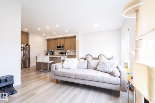 1994 Kroetsch Crescent, Edmonton, AB - Indoor Photo Showing Living Room