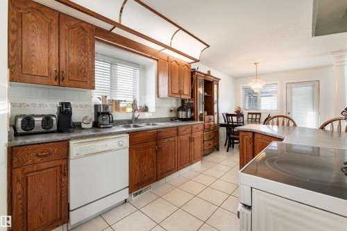 948 Ormsby Wynd, Edmonton, AB - Indoor Photo Showing Kitchen With Double Sink