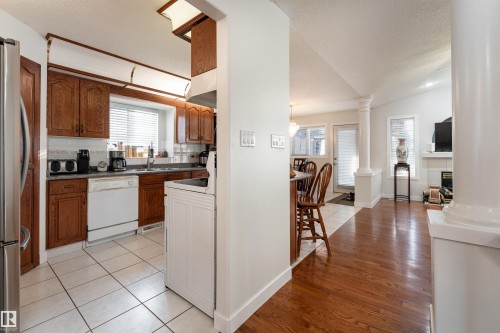 948 Ormsby Wynd, Edmonton, AB - Indoor Photo Showing Kitchen