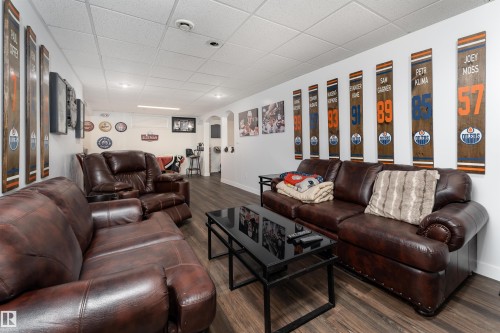 948 Ormsby Wynd, Edmonton, AB - Indoor Photo Showing Living Room