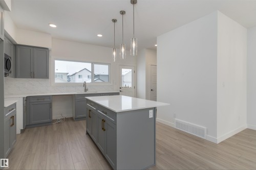 1250 Mcleod Avenue, Spruce Grove, AB - Indoor Photo Showing Kitchen With Upgraded Kitchen