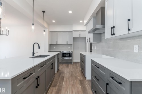 1 Empress Way, Spruce Grove, AB - Indoor Photo Showing Kitchen With Upgraded Kitchen