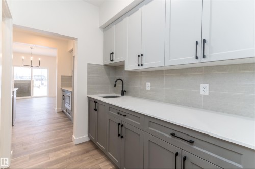 1 Empress Way, Spruce Grove, AB - Indoor Photo Showing Kitchen With Upgraded Kitchen