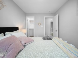 Bedroom with a spacious closet - 