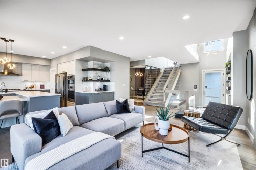 6606 Knox Place, Edmonton, AB - Indoor Photo Showing Living Room