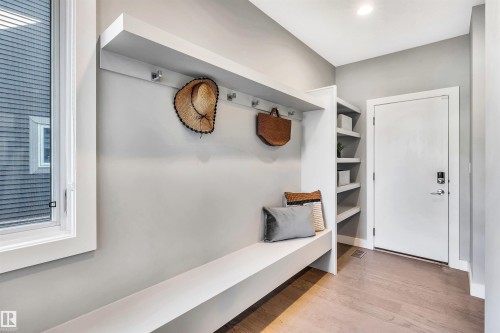 6606 Knox Place, Edmonton, AB - Indoor Photo Showing Other Room