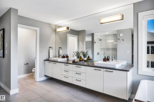 6606 Knox Place, Edmonton, AB - Indoor Photo Showing Bathroom