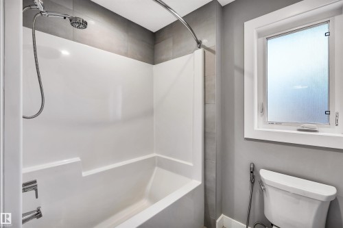 6606 Knox Place, Edmonton, AB - Indoor Photo Showing Bathroom
