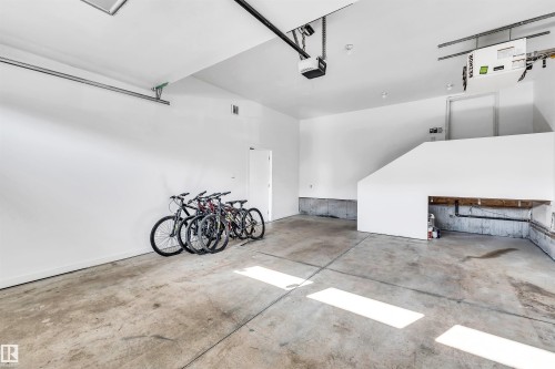 6606 Knox Place, Edmonton, AB - Indoor Photo Showing Garage