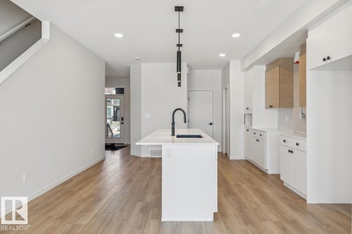 320 30 Street, Edmonton, AB - Indoor Photo Showing Kitchen With Upgraded Kitchen