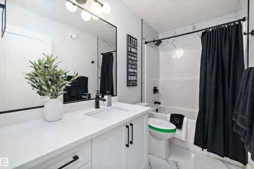 1715 Crossbill Loop, Edmonton, AB - Indoor Photo Showing Bathroom