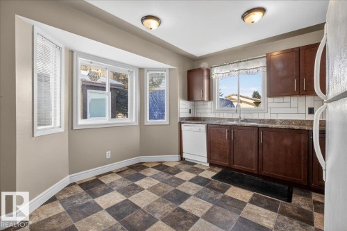 4427 32A Avenue, Edmonton, AB - Indoor Photo Showing Kitchen