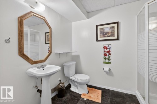 4427 32A Avenue, Edmonton, AB - Indoor Photo Showing Bathroom