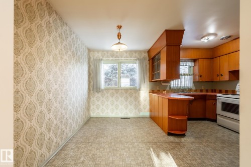 4842 116 Avenue Nw, Edmonton, AB - Indoor Photo Showing Kitchen