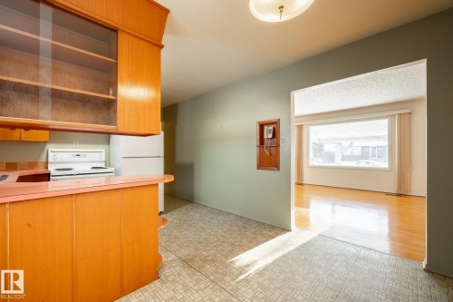 4842 116 Avenue Nw, Edmonton, AB - Indoor Photo Showing Kitchen